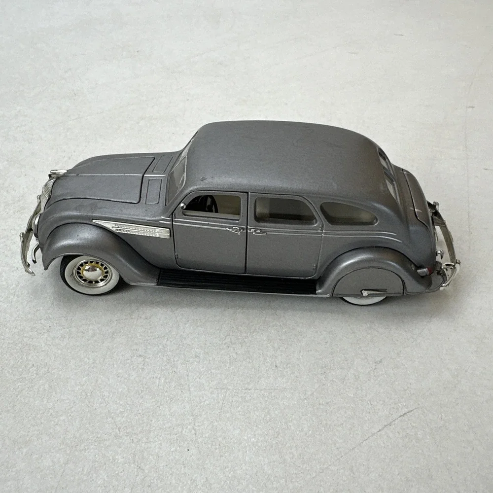 Signature Models 1936 Chrysler Airflow Silver 1:32 Scale Diecast